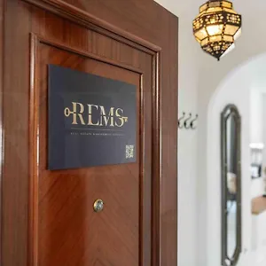 Spacious & Authentic By Rems Apartamento